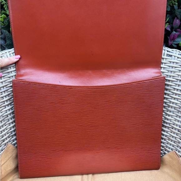 Authentic Louis Vuitton vintage 1990s unisex Brown Epi leather pochette amberop - Picture 7 of 16